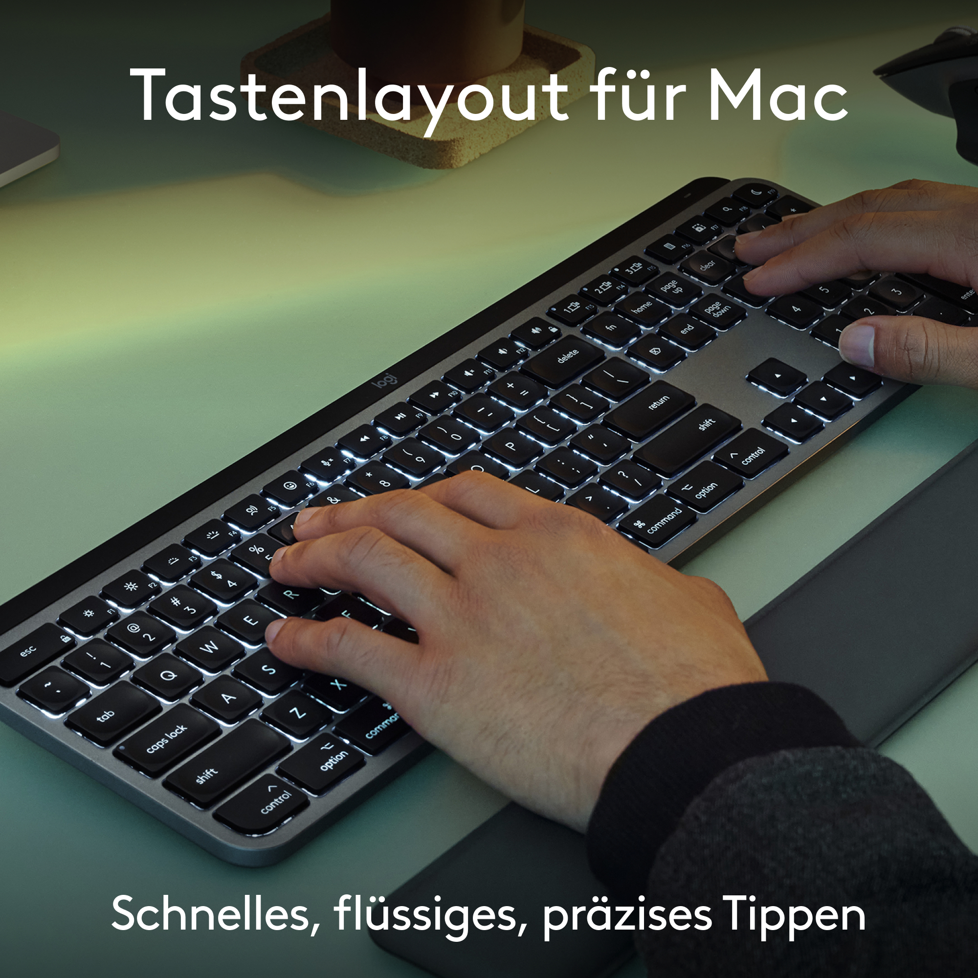 Hände, die auf einer beleuchteten Tastatur tippen. Der Text lautet 'Tastenlayout für Mac' und 'Schnelles, flüssiges, präzises Tippen'.