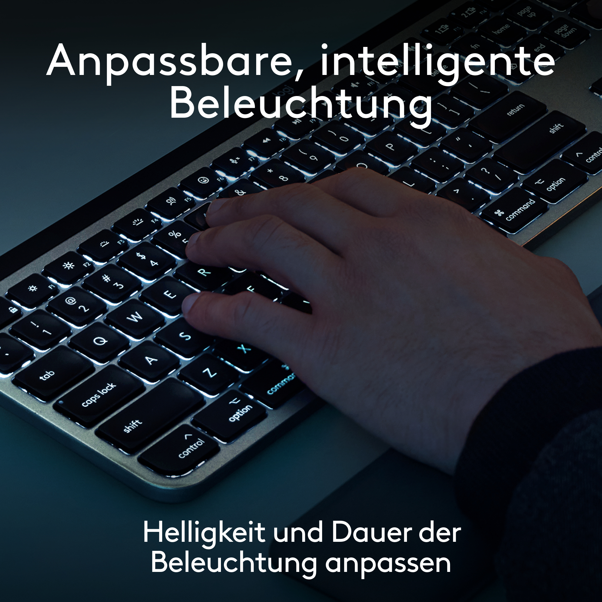 Die Hand einer Person, die auf einer beleuchteten Tastatur tippt, mit Textüberlagerung. Die Tastatur ist silber und schwarz.