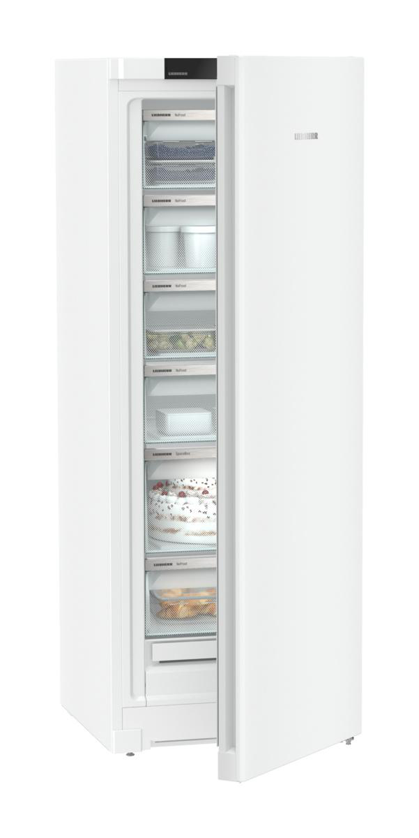 Weißer Kühlschrank mit offener Tür, zeigt Regale mit Lebensmitteln. Weißer Hintergrund.