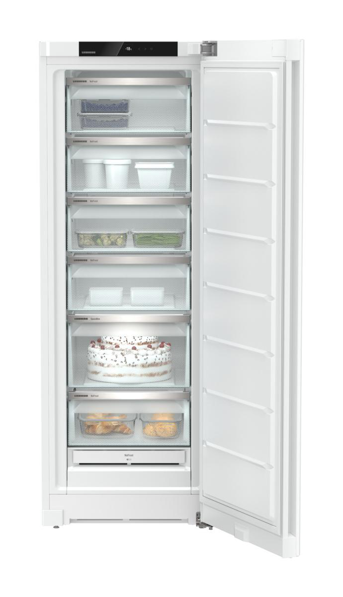 Offener weißer Kühlschrank, gefüllt mit Lebensmitteln.