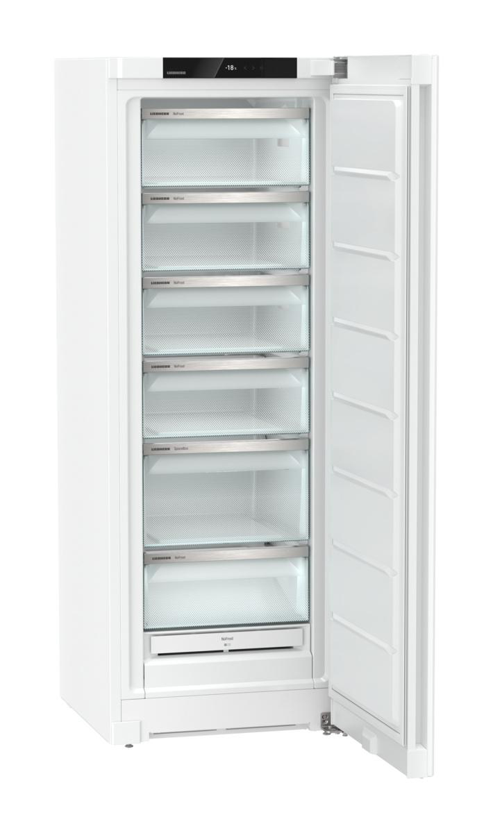 Weißer Kühlschrank mit offener Tür, die Regale mit transparenten Behältern zeigt.