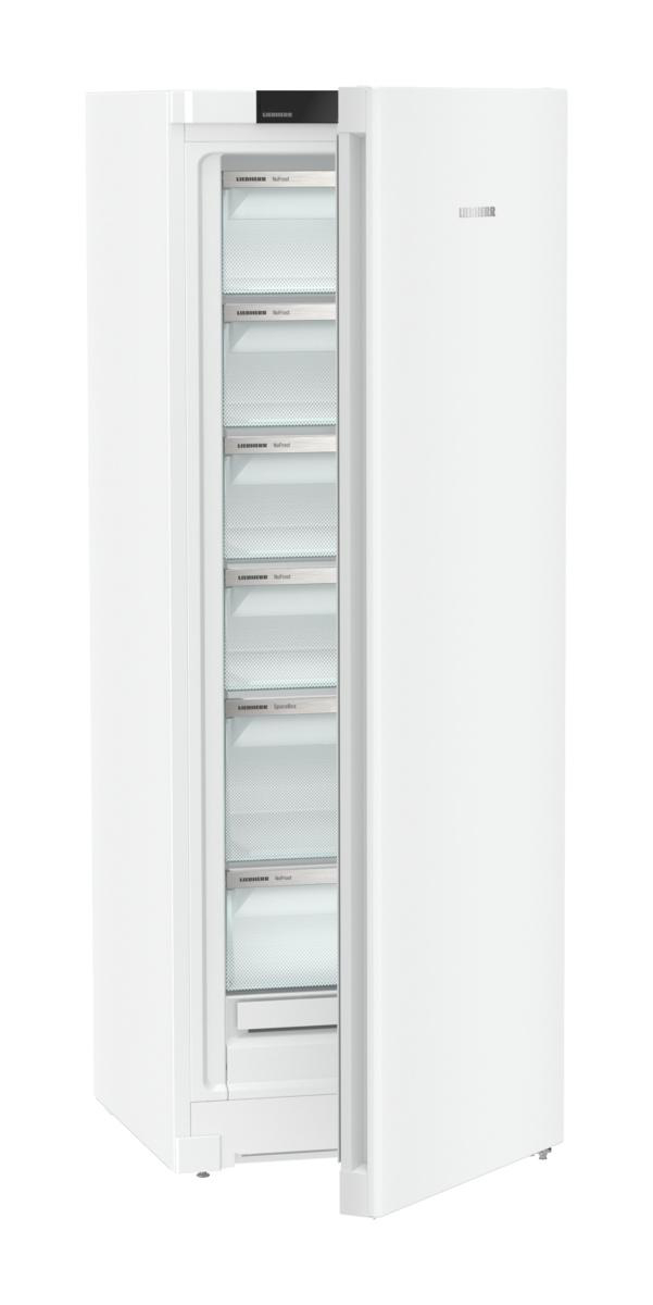 Ein weißer Kühlschrank mit teilweise geöffneter Tür.