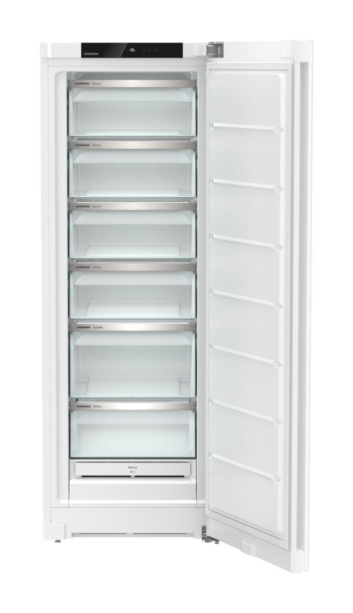 Ein weißer Kühlschrank mit offener Tür, zeigt Glasböden.