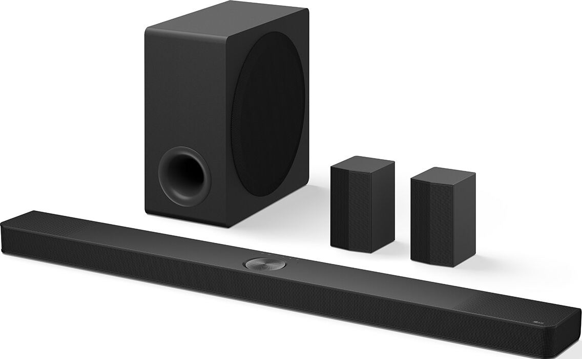 Una soundbar nera, subwoofer e due altoparlanti satellitari su sfondo bianco.