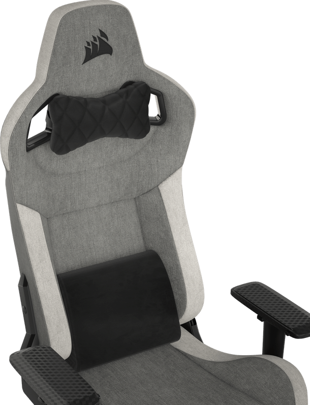 Grauer Gaming-Stuhl mit schwarzen Kissen und Kopfstütze, isoliert auf Schwarz.