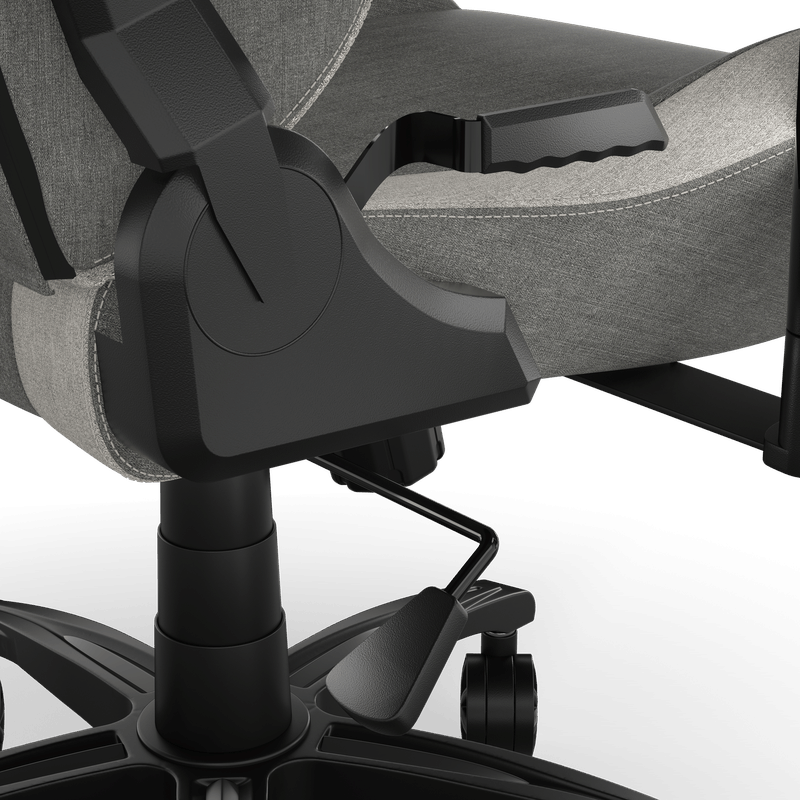 Nahaufnahme des Untergestells eines ergonomischen Gaming-Stuhls, einschließlich Armlehne und Räder.