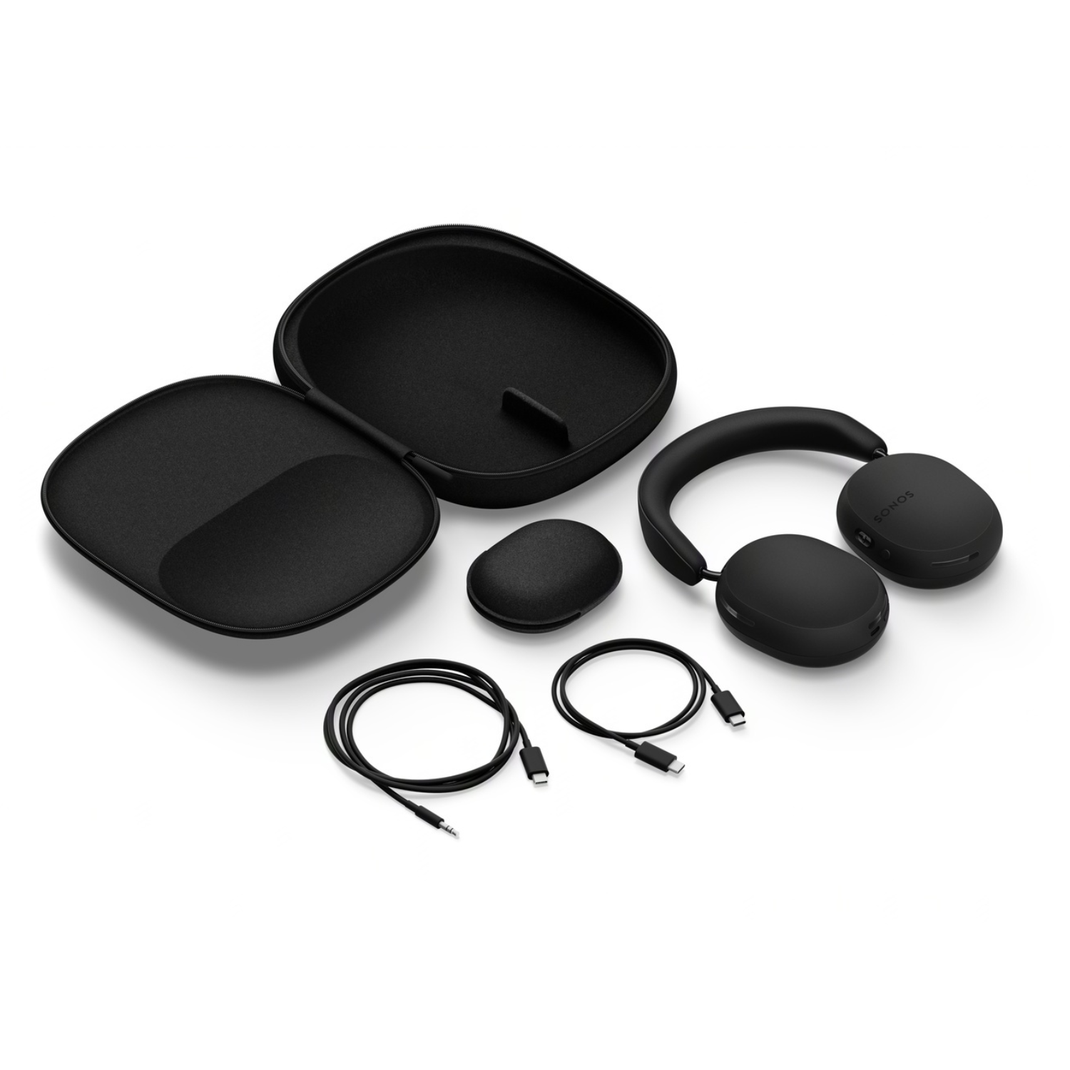 Auriculares negros, funda, cable de carga y otros accesorios.