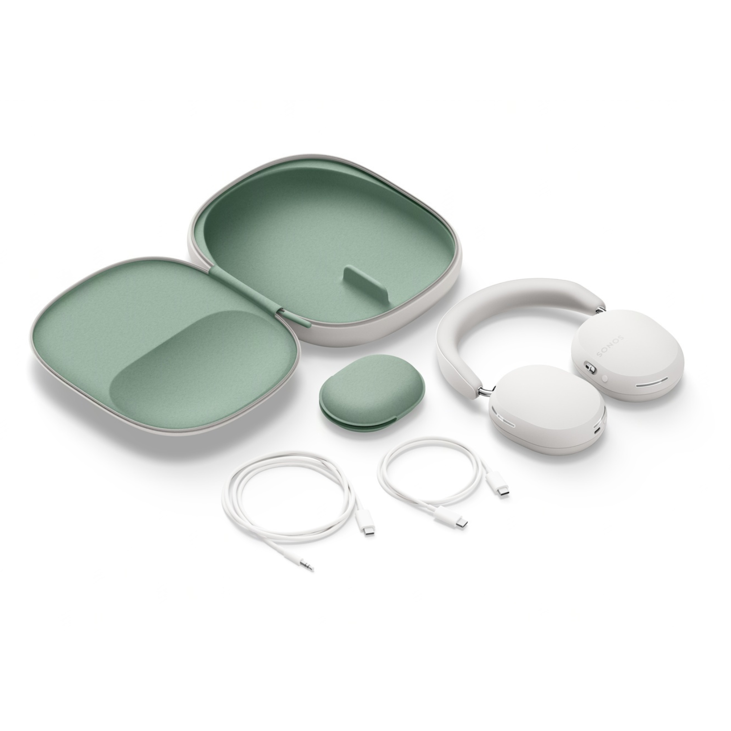 Auriculares blancos con accesorios: estuche, estuche pequeño y dos cables de carga blancos sobre fondo blanco.