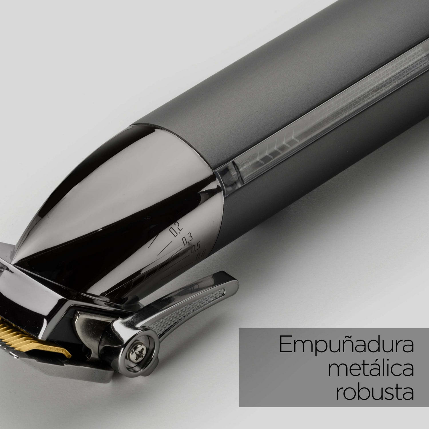 Primer plano de una cortadora de pelo negra. El texto "Empuñadura metálica robusta" es visible.