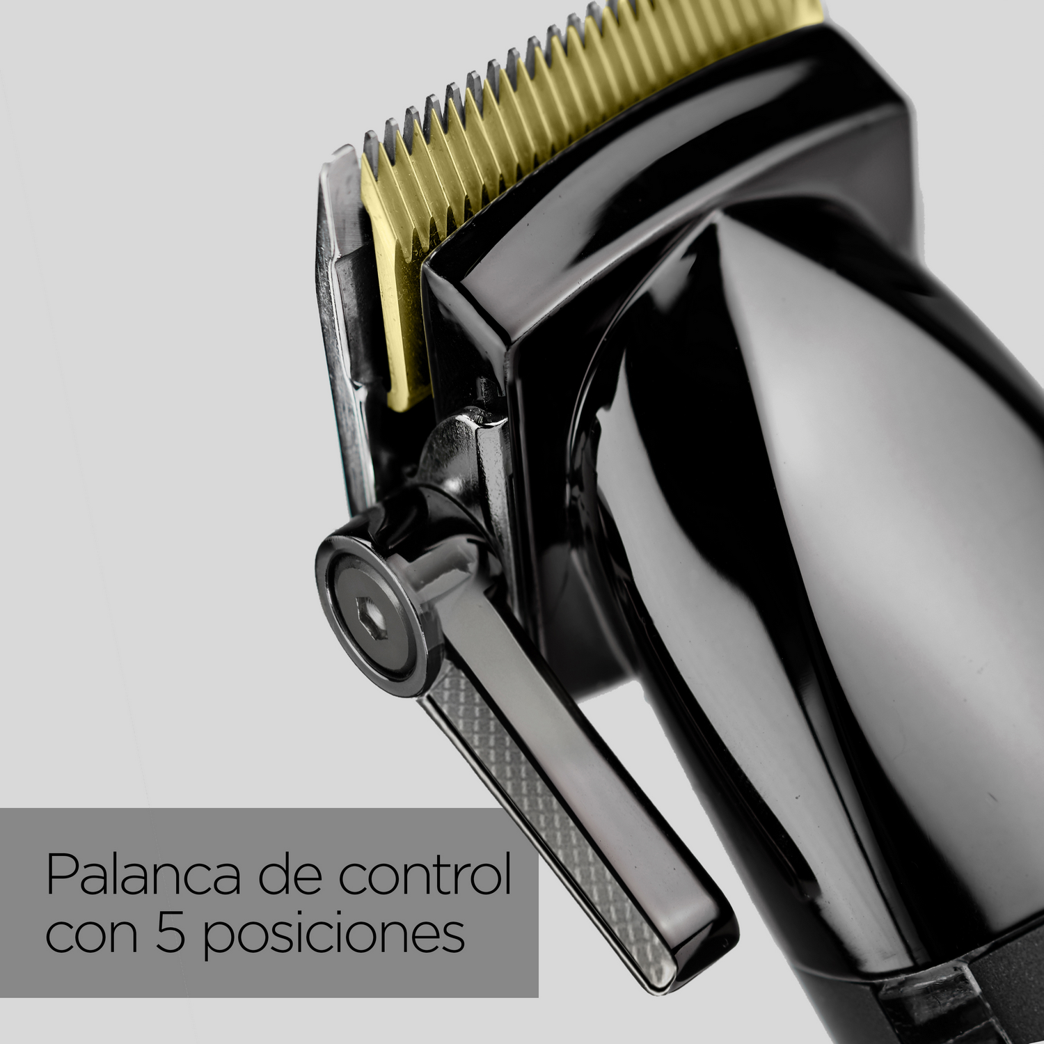 Primer plano de una cortadora de pelo negra y dorada. La palanca es visible.
