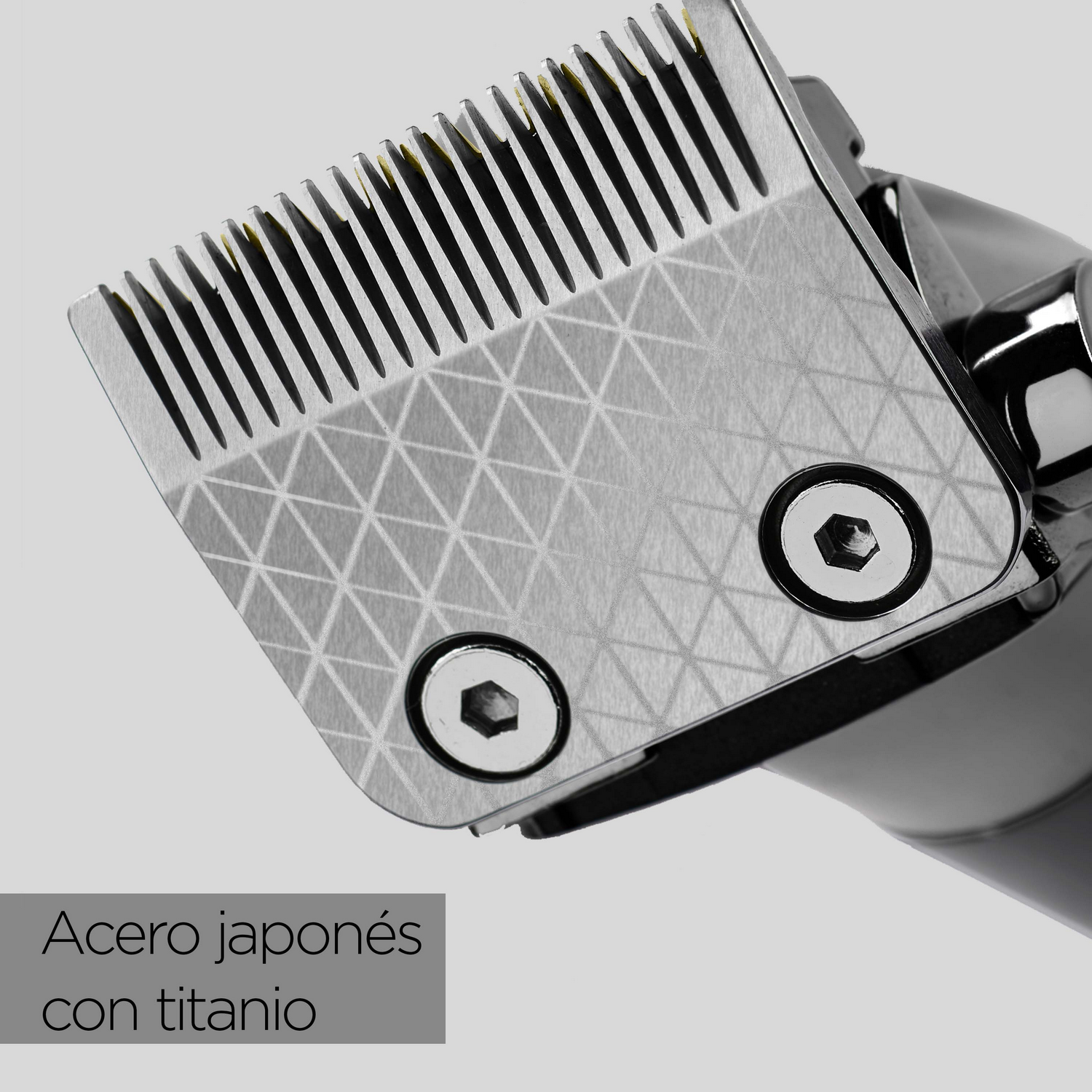 Primer plano de un cabezal de cortadora plateado con cuchillas. Texto: 'Acero japonés con titanio'.