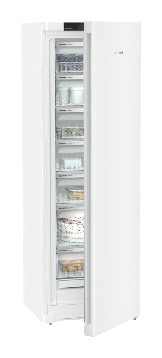 Weißer Kühlschrank mit offener Tür, zeigt die Innenregale und den Inhalt.