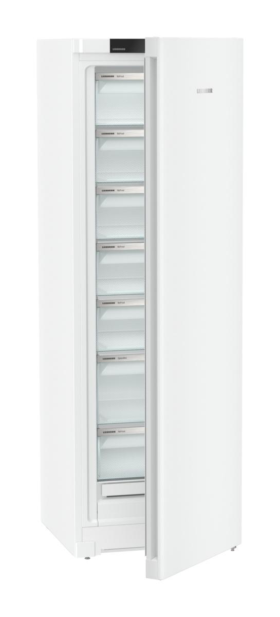 Ein weißer Kühlschrank mit geöffneter Tür, die Regale und Inhalte zeigt.