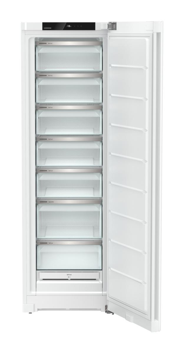 Ein weißer Kühlschrank mit offener Tür, die Regale mit Glasfronten zeigt.