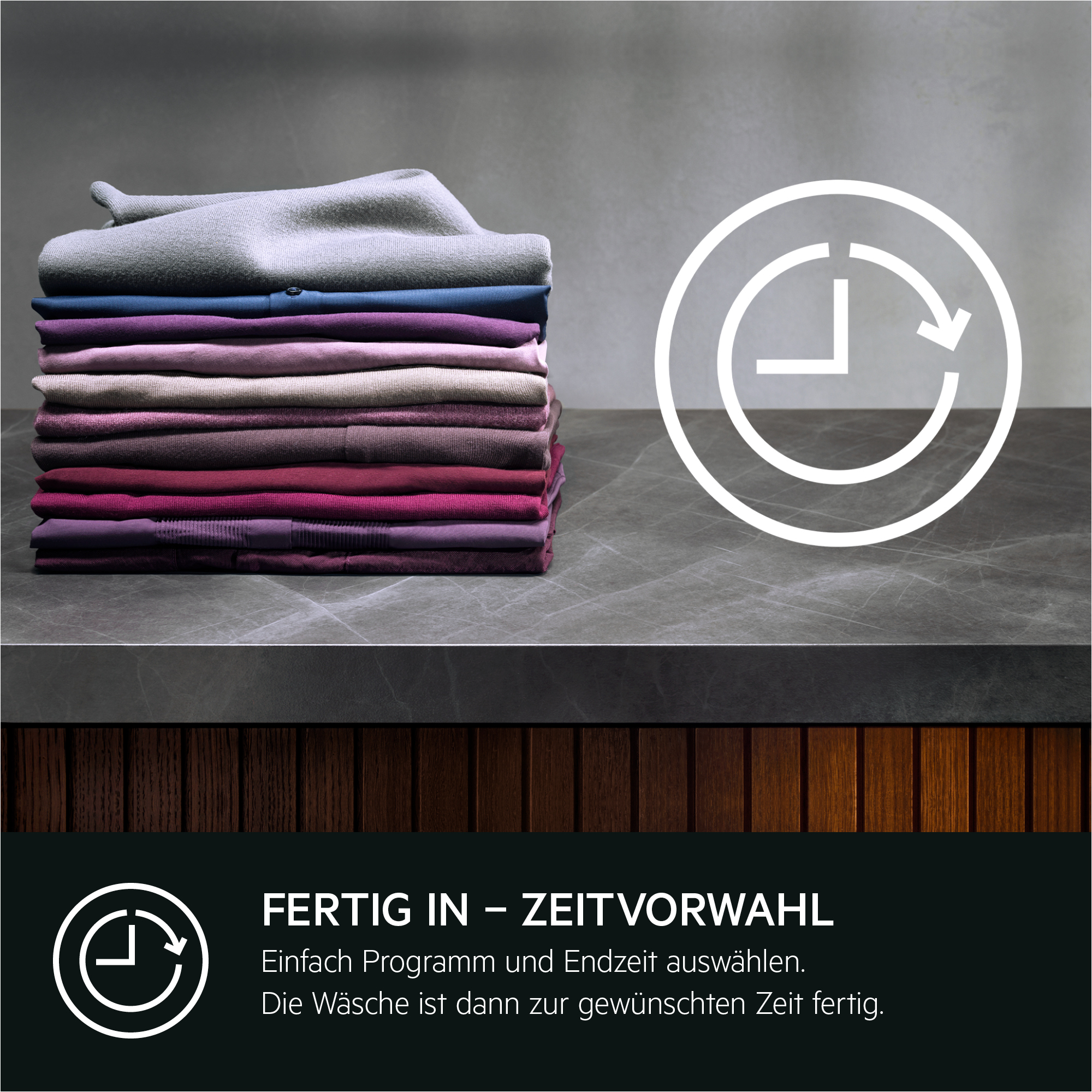 Stapel gefalteter Kleidung, mit Text: fertig in - zeitvorwahl.