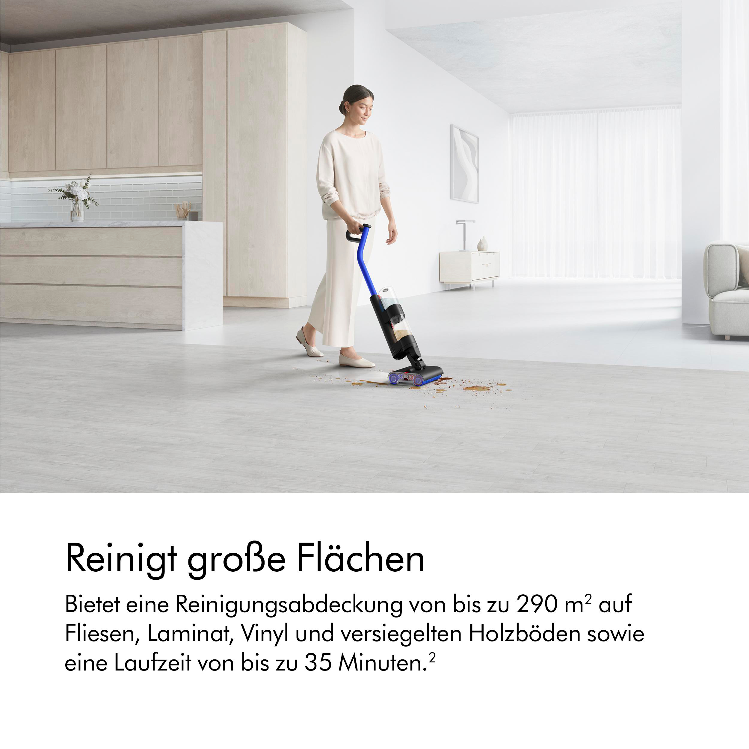 Frau reinigt Holzboden mit einem Staubsauger.