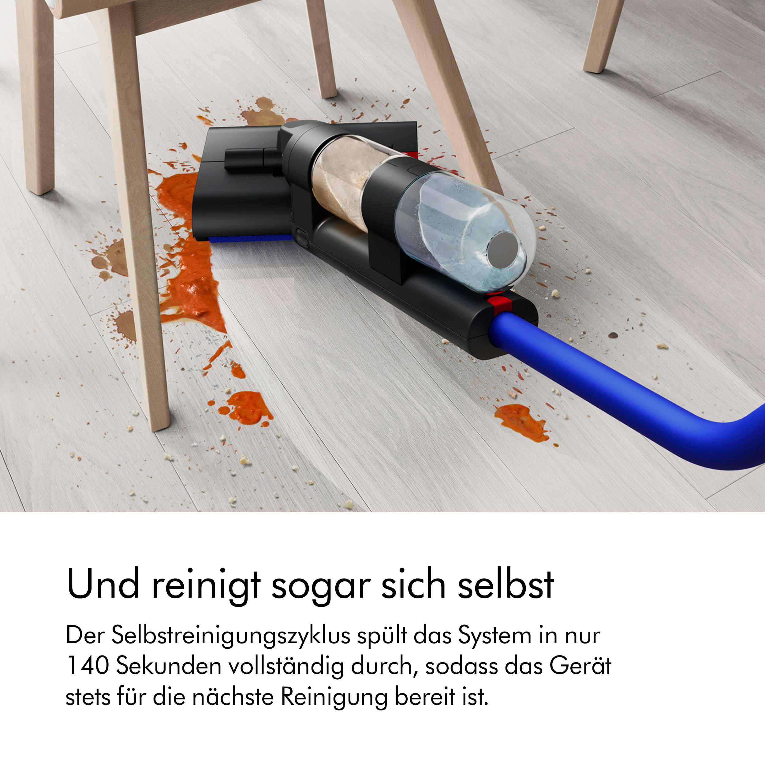 Ein Staubsauger reinigt einen Boden mit verschütteter Flüssigkeit.