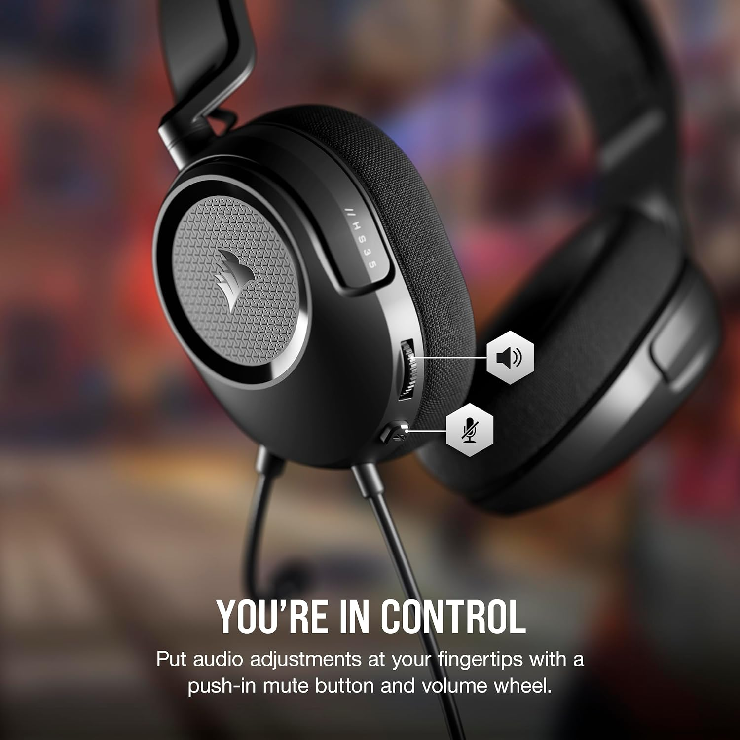 Primo piano di cuffie nere con controlli volume e microfono e il testo 'YOU'RE IN CONTROL'.