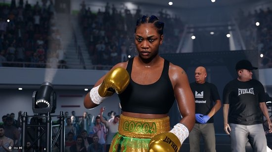 Vrouwelijke bokser in de ring, gouden handschoenen en shorts, met een kampioensriem.