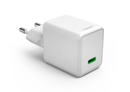Un adaptador de corriente blanco con enchufe y puerto USB-C. Sobre blanco.