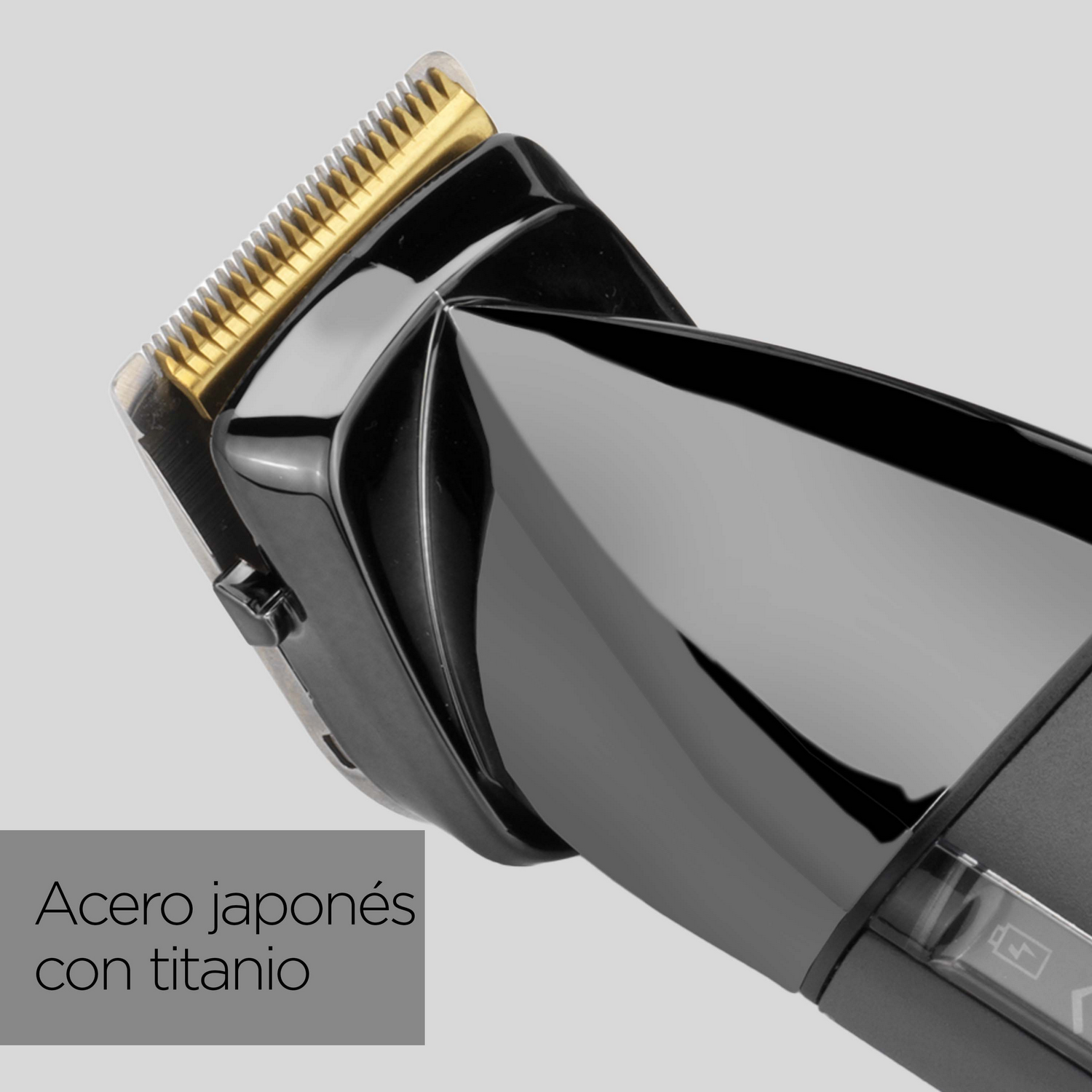Primer plano de una cortadora de cabello negra y dorada, 'Acero japonés con titanio'.
