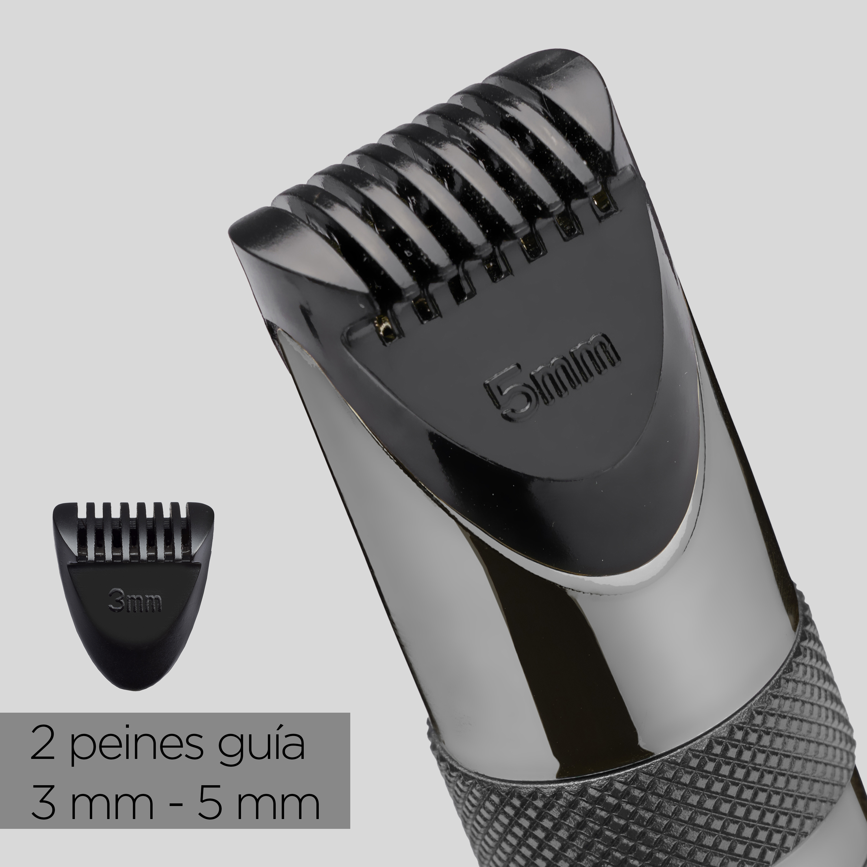 Primer plano de un recortador de barba negro con dos peines guía, 3 mm y 5 mm, sobre un fondo gris.