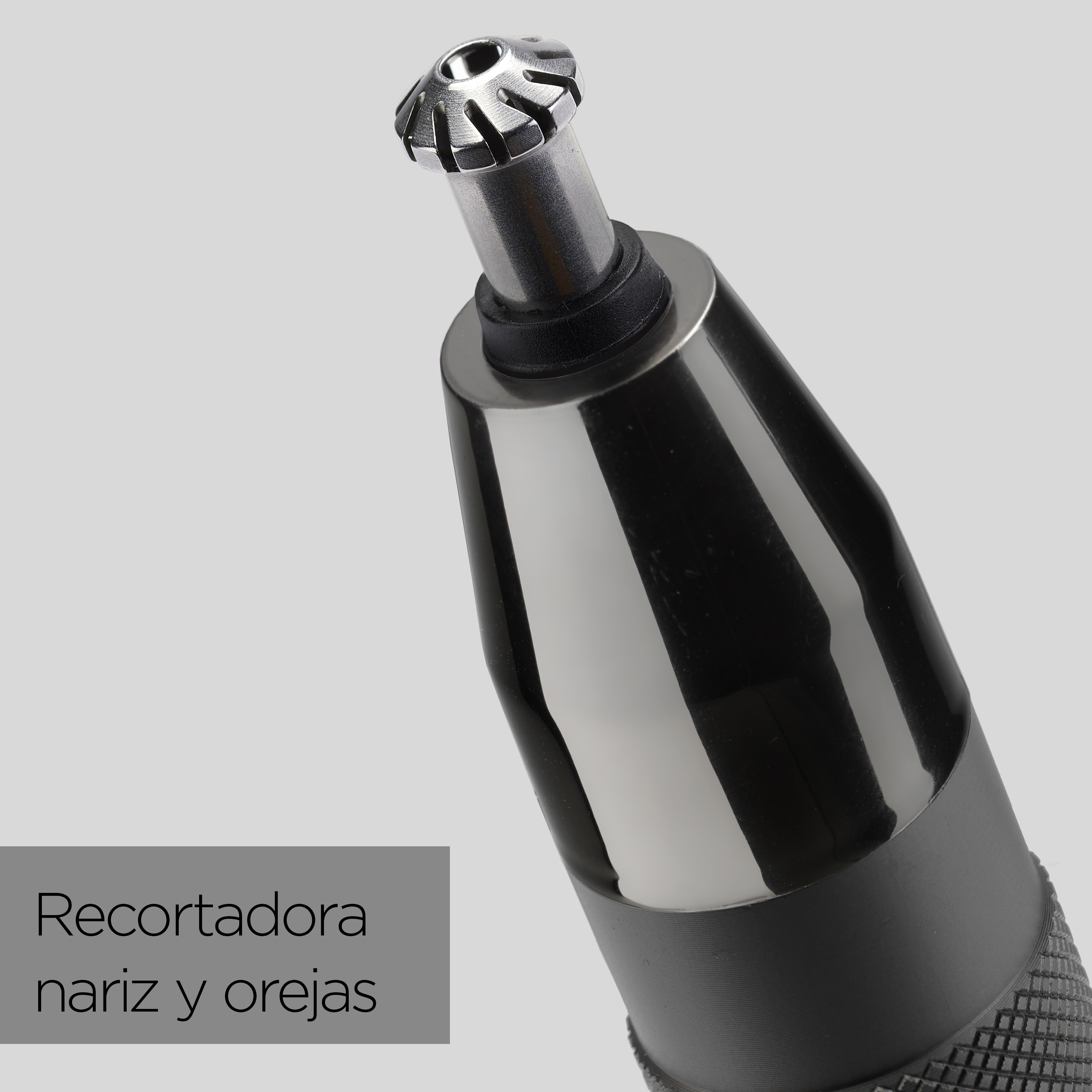 Primer plano de un recortador de vello de nariz y orejas, principalmente plateado y negro.