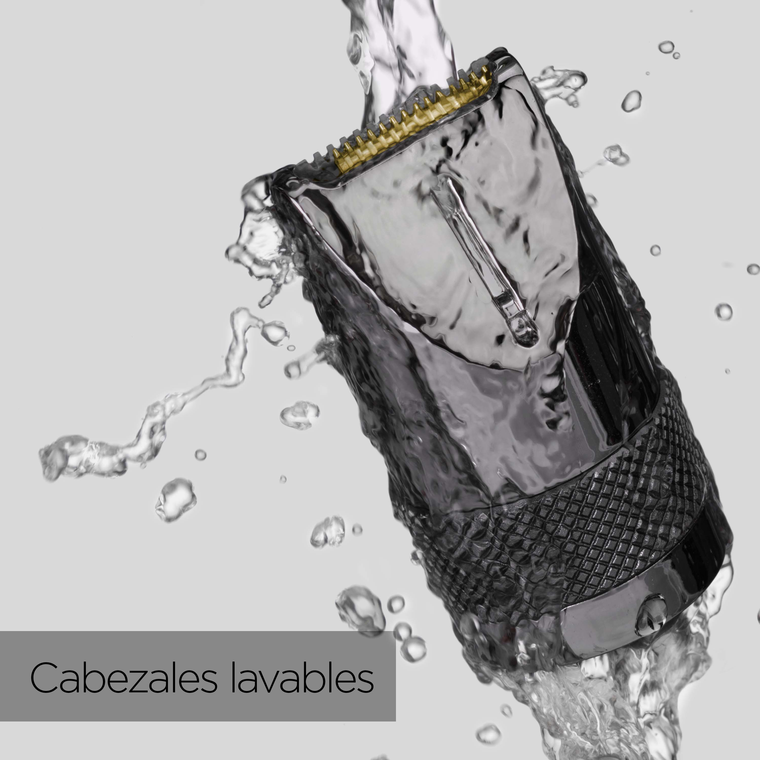 Primer plano de afeitadora eléctrica negra bajo el agua. Gotas de agua, texto 'Cabezales lavables'.