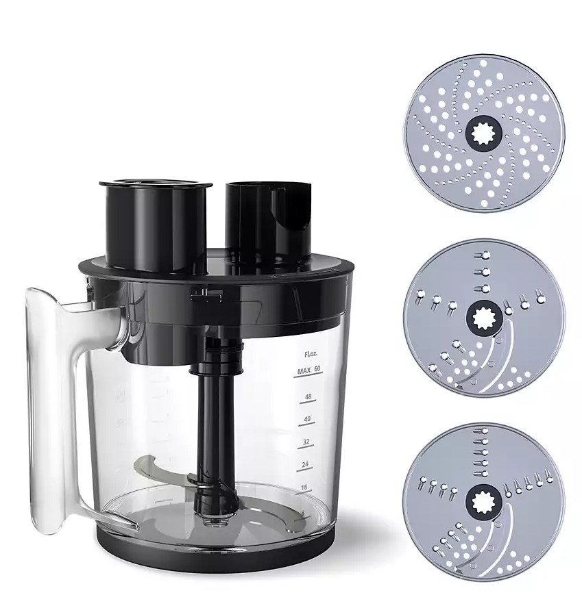 Robot kuchenny z przezroczystą misą i trzema różnymi ostrzami tnącymi. Tło jest białe.