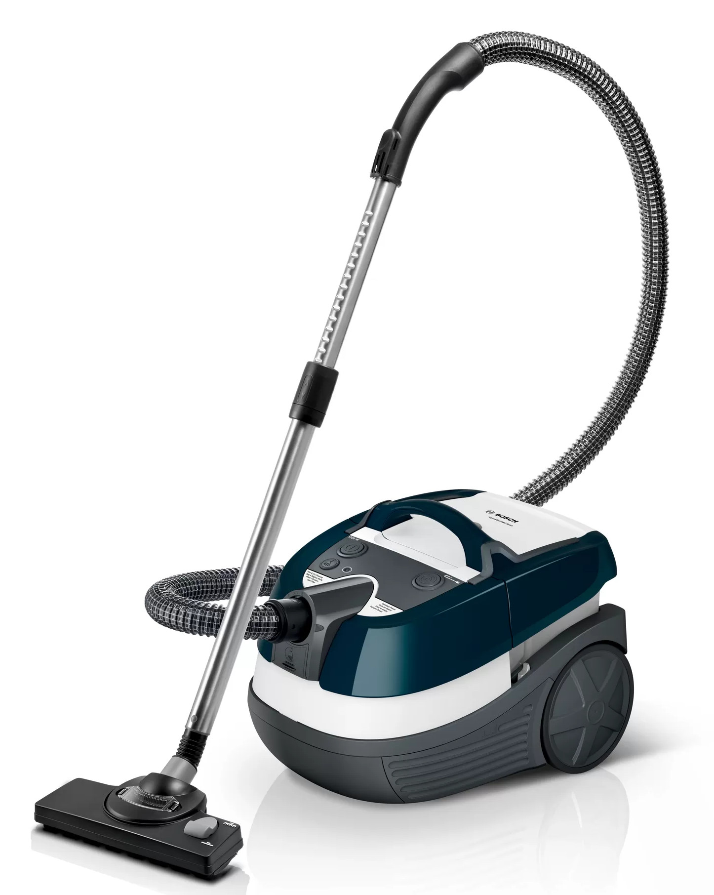 Niebiesko-biały odkurzacz ze srebrną rączką i wężem, pochylony w lewo. Białe tło.