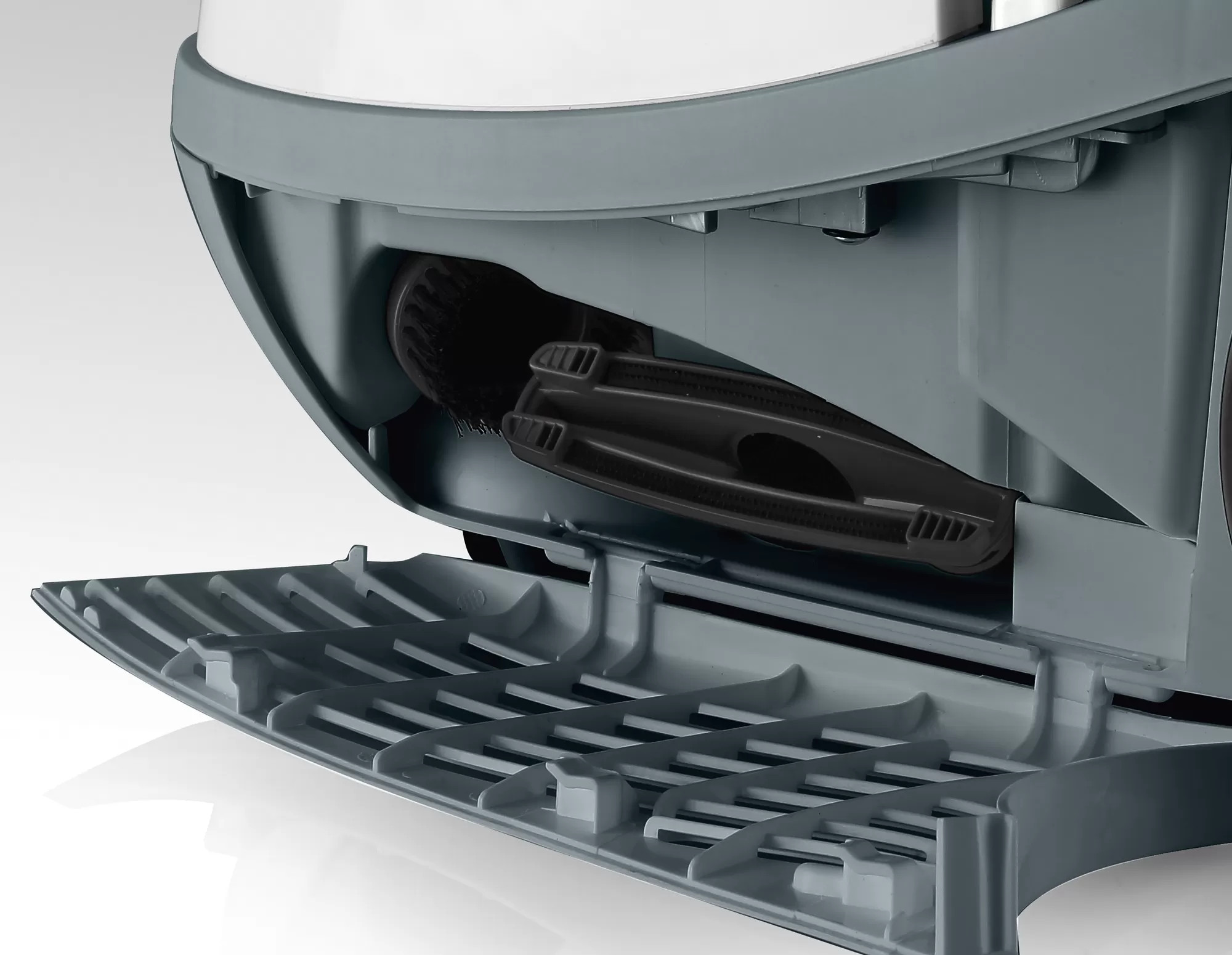 Zbliżenie odkurzacza, pokazujące komorę do przechowywania akcesoriów.