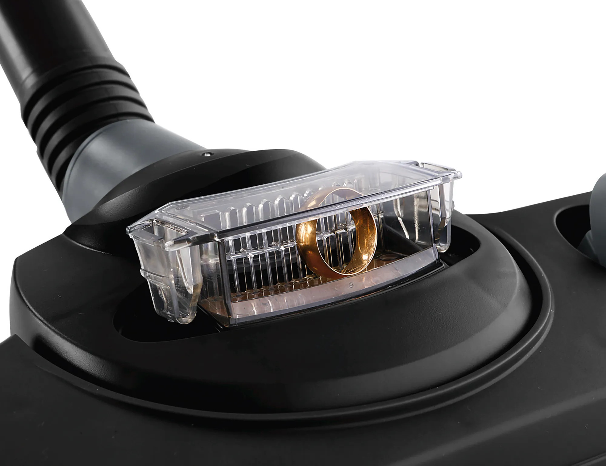 Zbliżenie głowicy odkurzacza ze złotym pierścionkiem w przezroczystej przegródce.