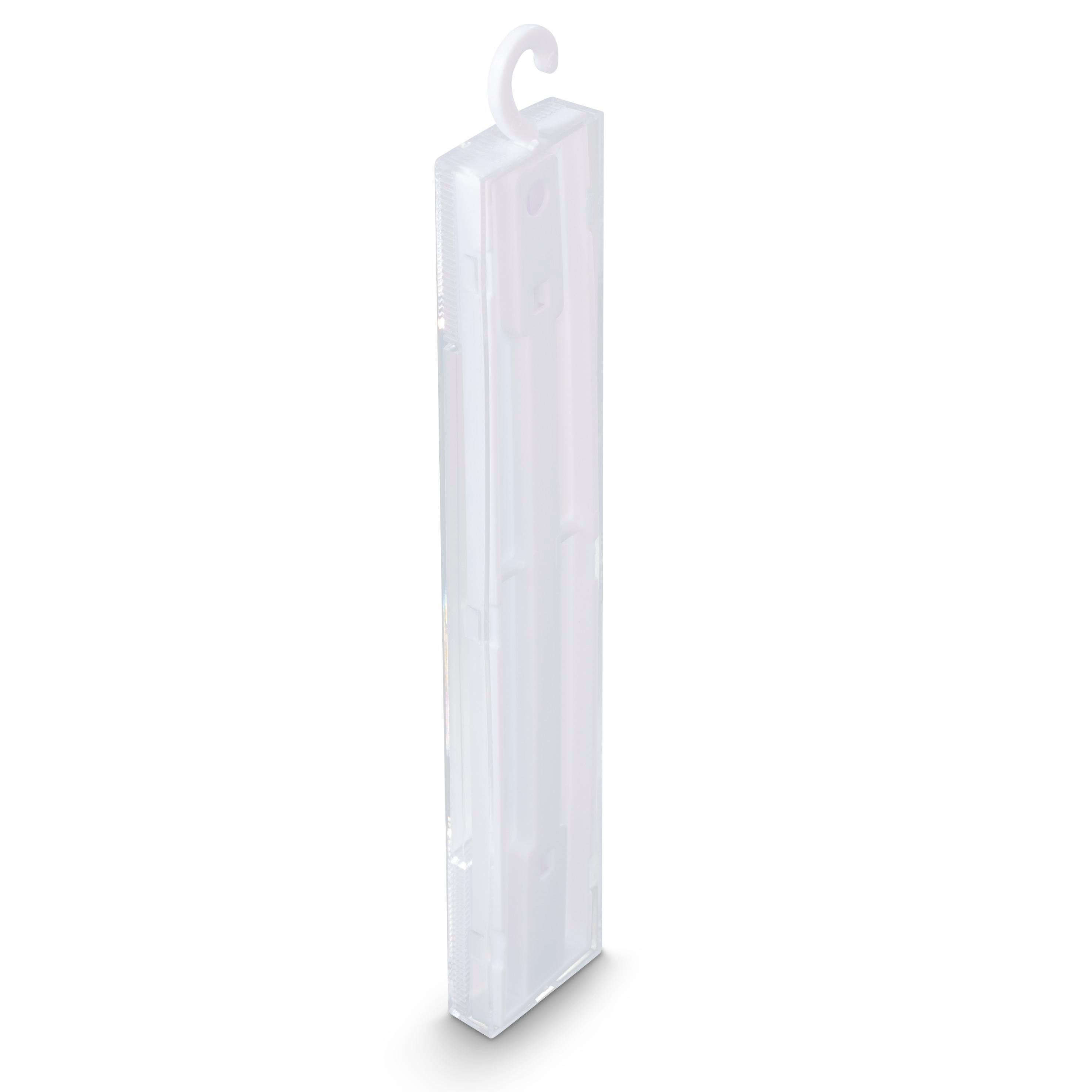 Eine lange, transparente Plastikhülle mit Haken. Sie scheint etwas zu enthalten, möglicherweise ein Werkzeug.