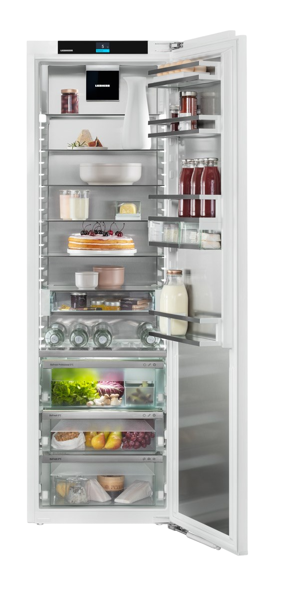 Offener Kühlschrank mit Lebensmitteln wie Gläsern, Kuchen und Gemüse. Weißer Innenraum mit Glasböden.