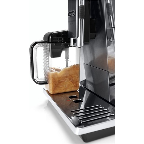 Şeffaf su tanklı espresso makinesi. Kahve, şeffaf sürahiye demleniyor.