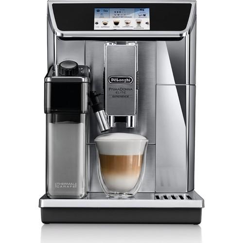 Gümüş renkli bir De'Longhi kahve makinesi, bardakta latte ile. Solda bir süt kabı var.