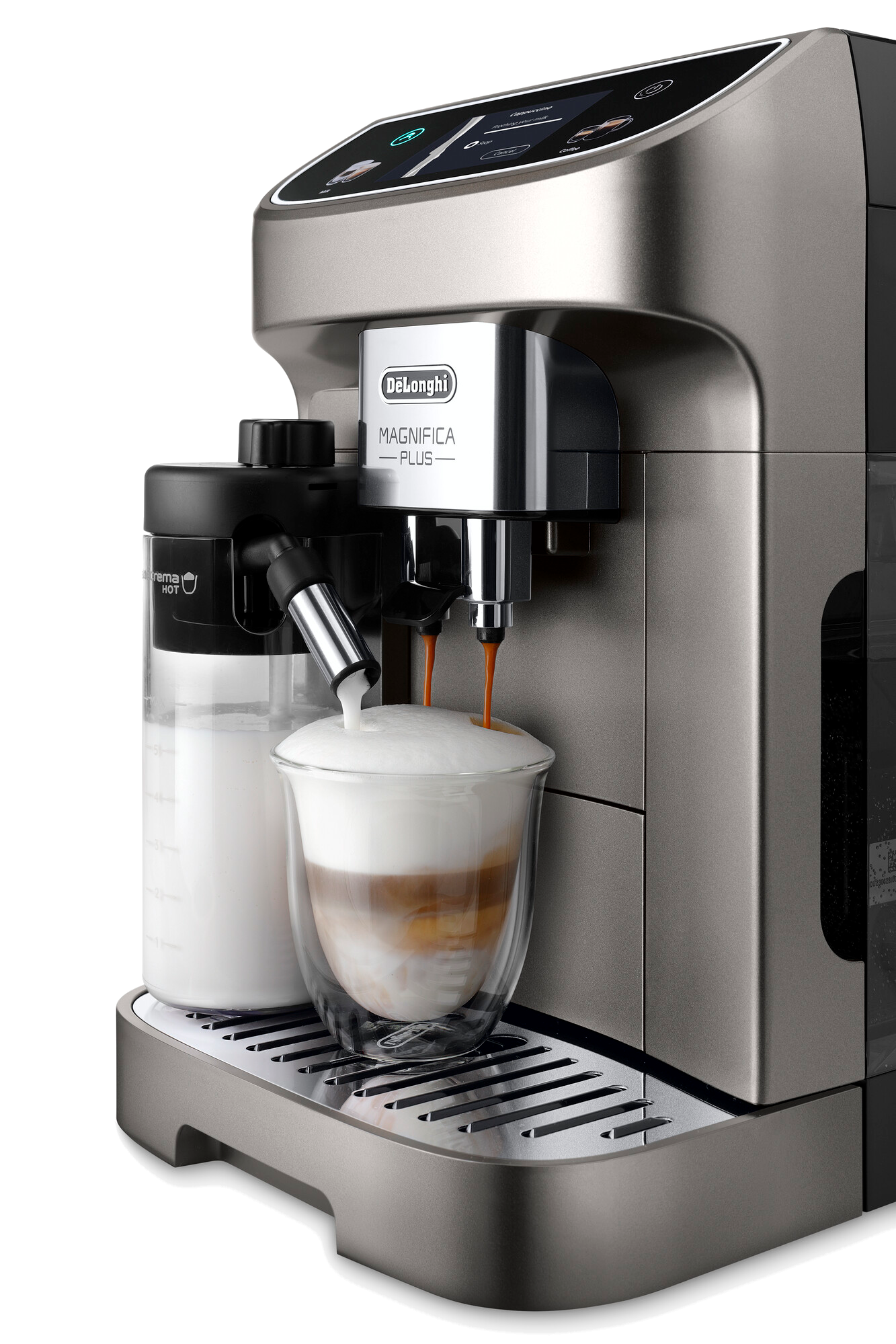 Kahve döken espresso makinesi. Süt köpürtme. Kahve katmanlı cam bardak.