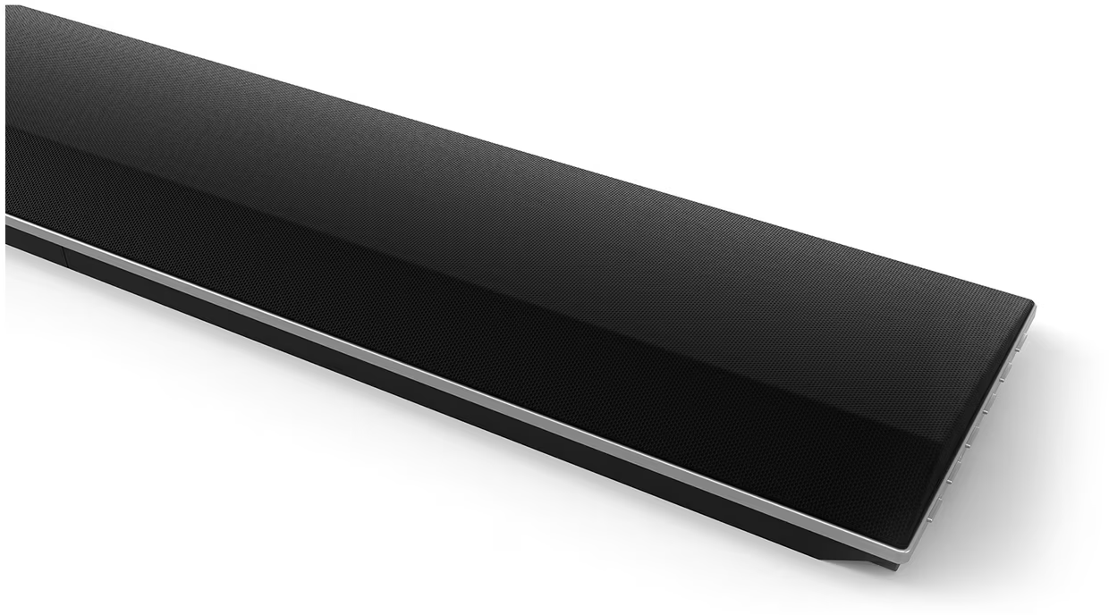 Eine lange, schwarze Soundbar mit silberner Zierleiste auf weißem Hintergrund.