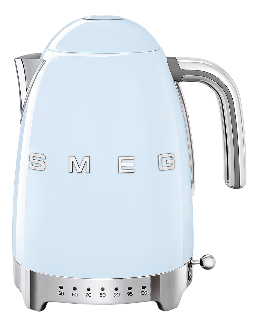 Hellblaue Smeg-Wasserkocher mit silbernen Akzenten. Inklusive Temperaturregler und Griff. Schwarzer Hintergrund.