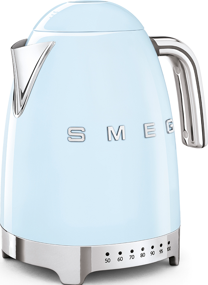 Hellblauer Smeg Wasserkocher mit Chromakzenten auf weißem Hintergrund.