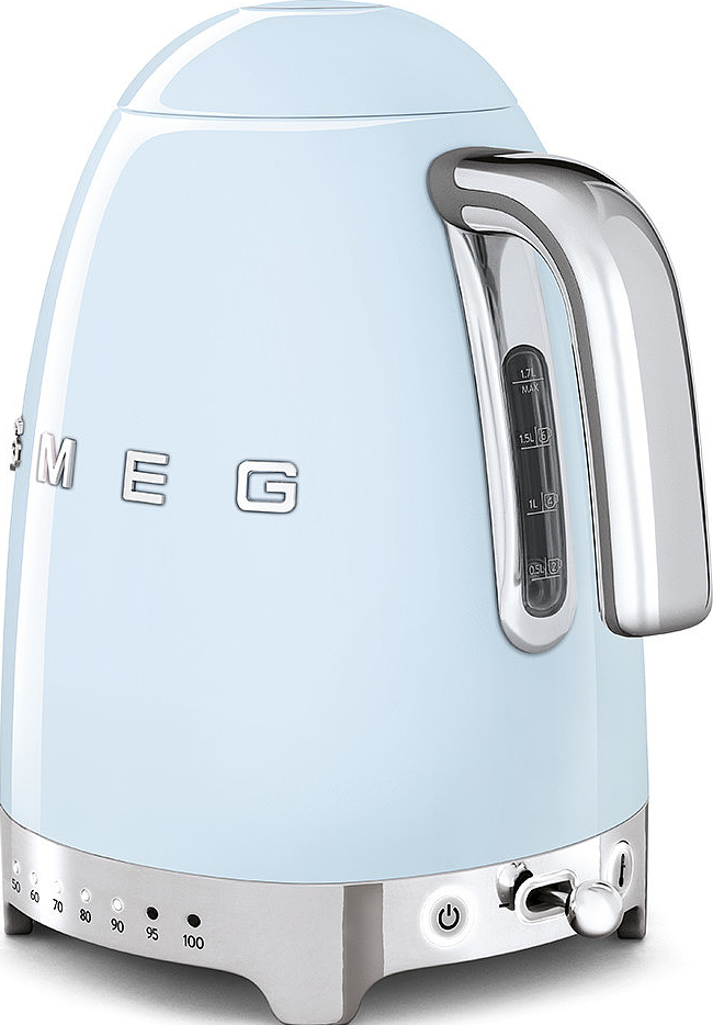 Hellblauer Smeg-Wasserkocher mit Wasserstandsanzeige und Griff. Silberner Griff und Drehregler. Weißer Hintergrund.