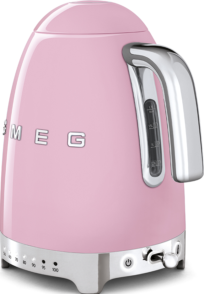 Pinker Wasserkocher. Silberner Griff und Sockel. Temperaturregelung. Weißer Hintergrund.