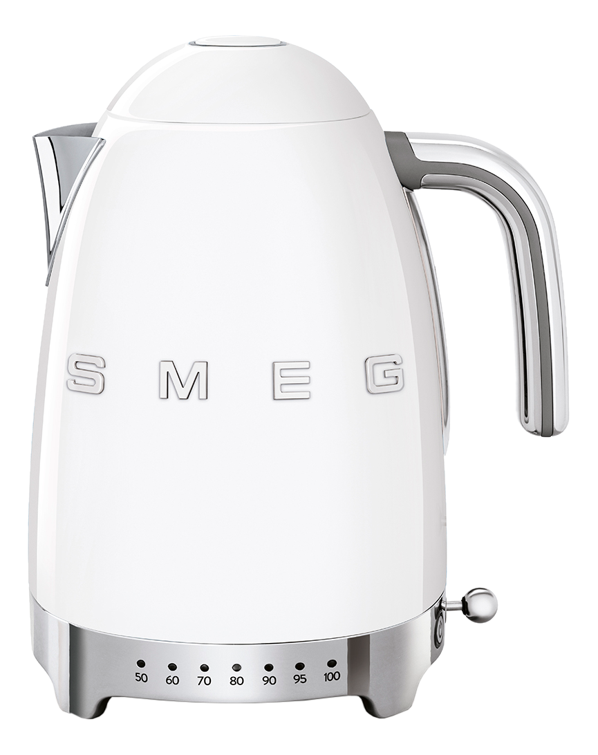 Ein weißer SMEG-Wasserkocher. Er steht auf weißem Hintergrund mit einer Temperaturanzeige am Boden.