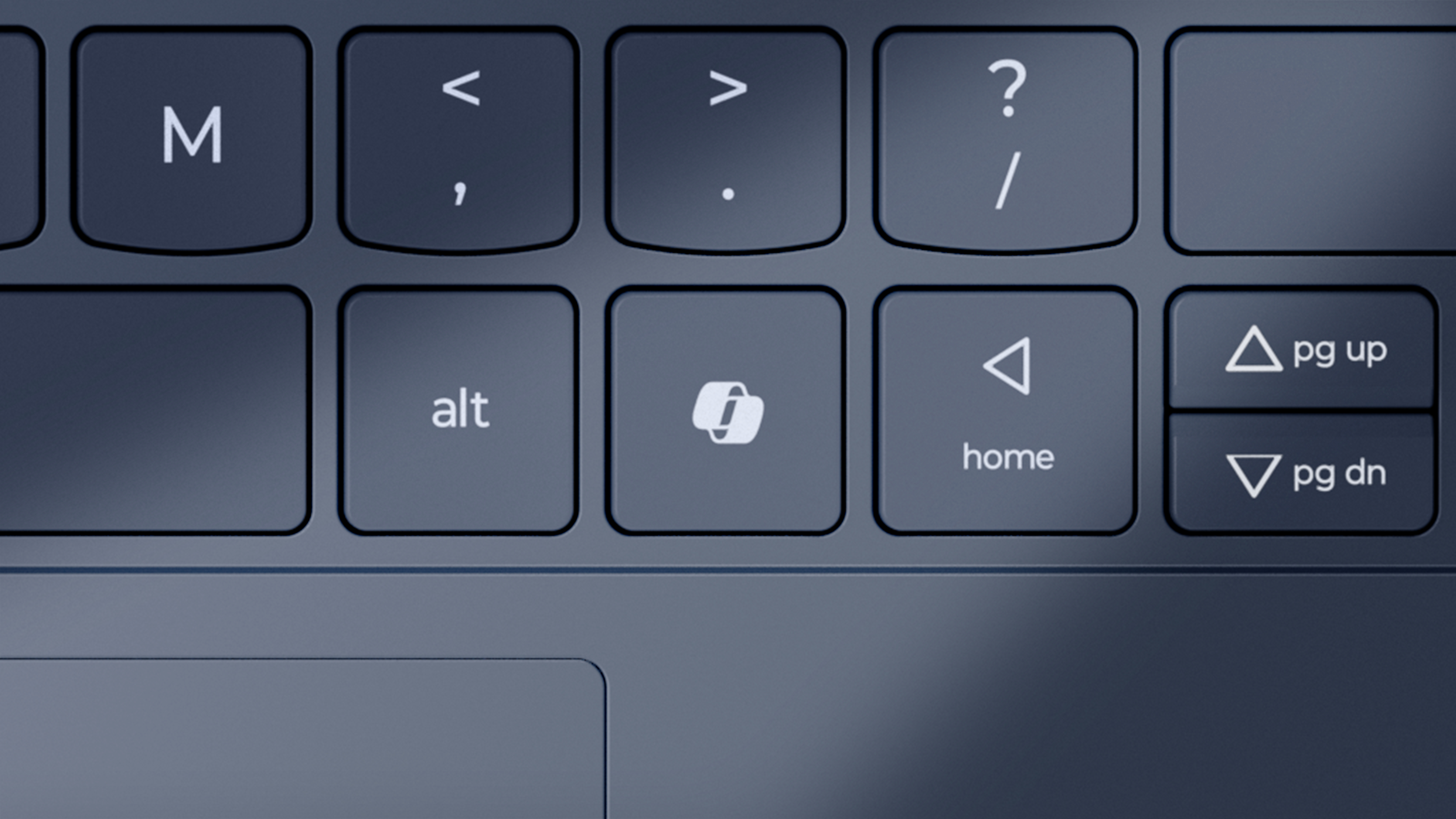 Nahaufnahme der Tastatur. Tasten sind M, alt und home. Die Tasten sind dunkelblau.