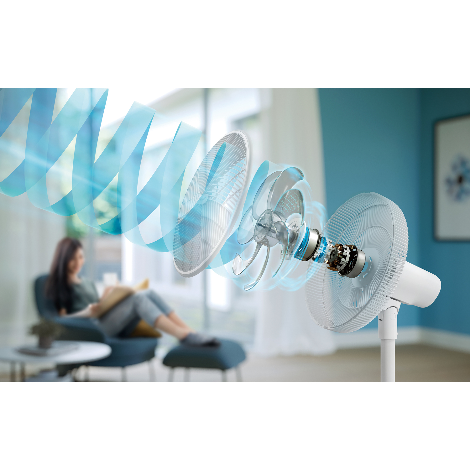 Un ventilateur avec ses pales en rotation, montrant une femme lisant en arrière-plan, flux d'air bleu.