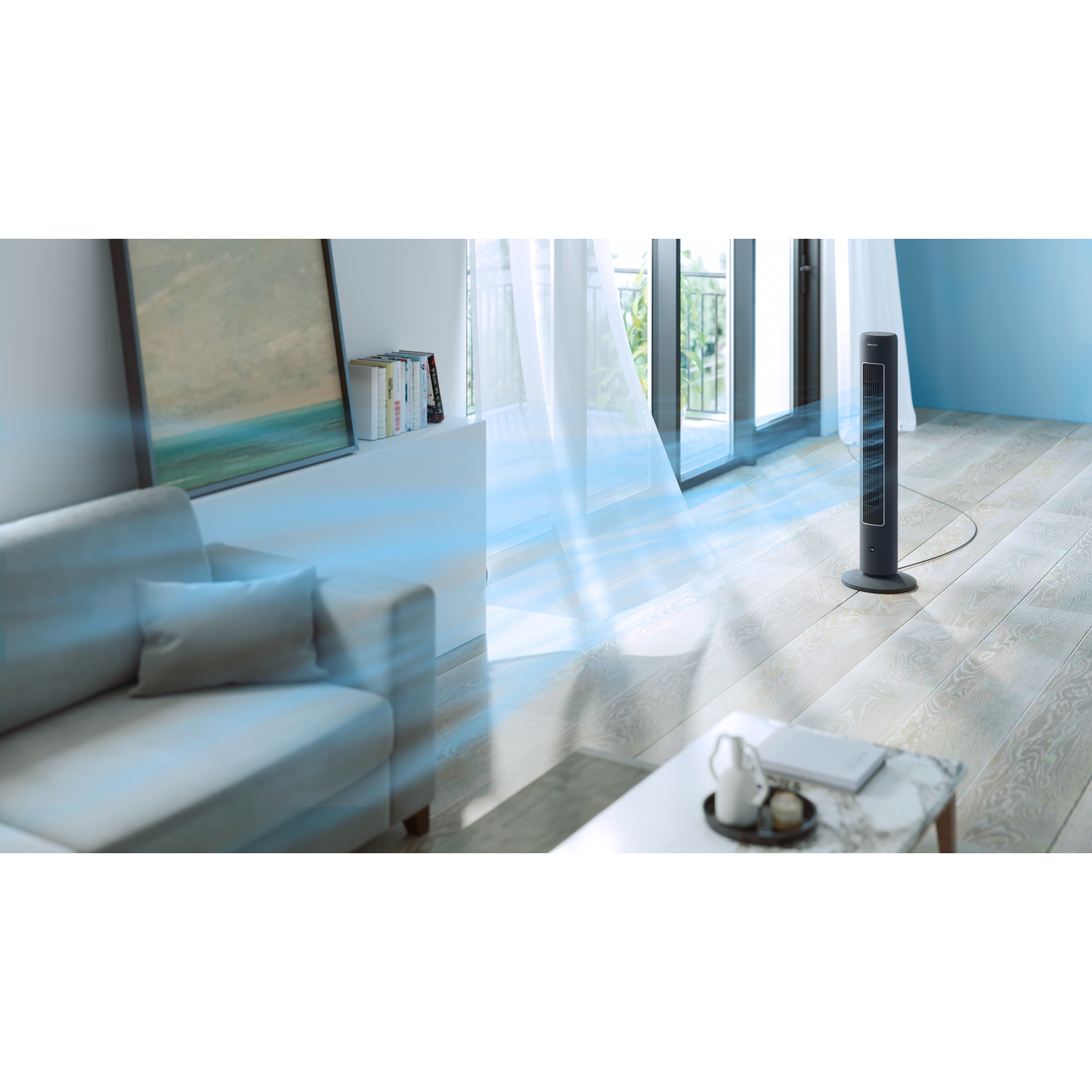 Een hoge zwarte ventilator die blauwe lucht uitstoot, in een kamer. Een bank en een tafel met decor.