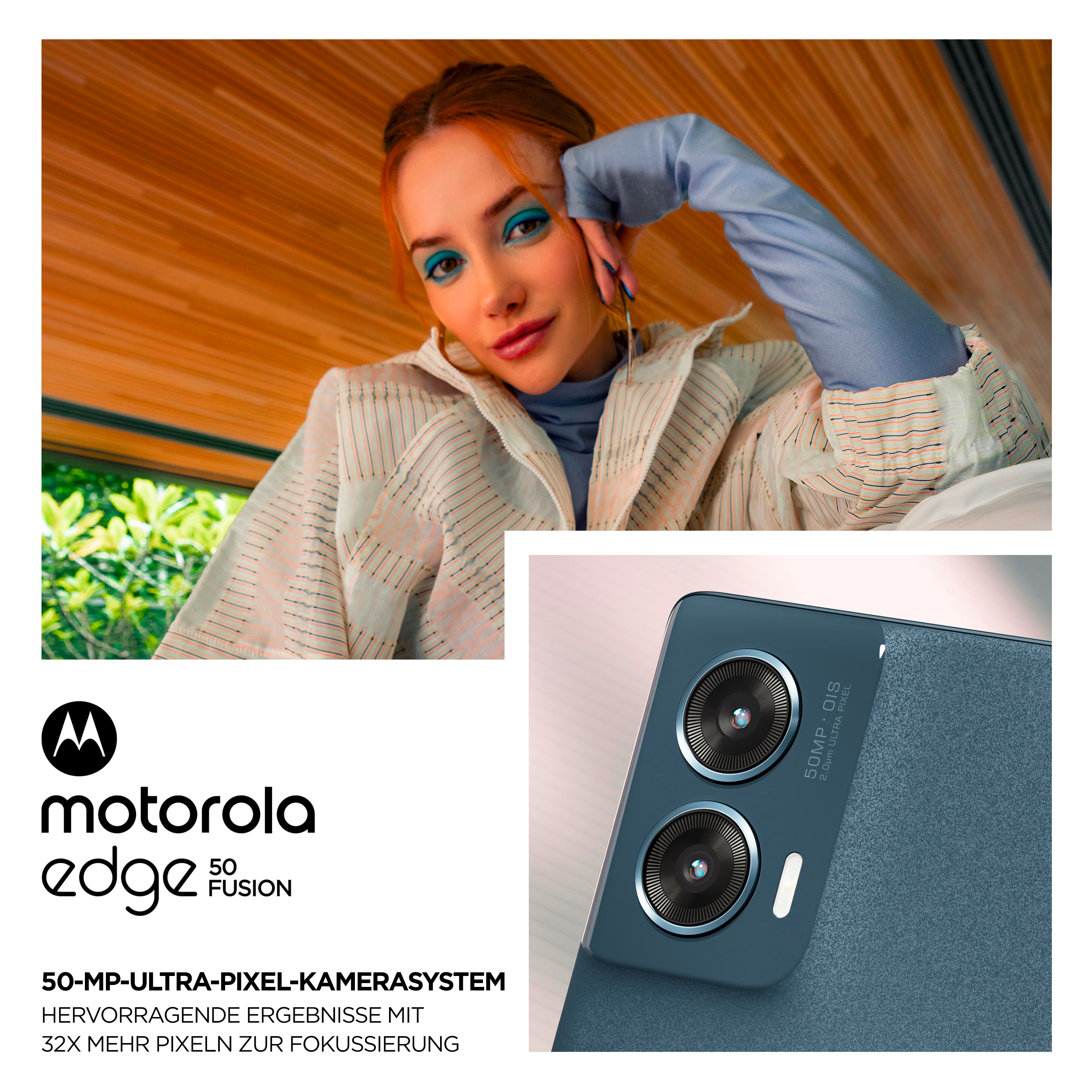 Une femme avec du maquillage des yeux turquoise et un smartphone avec un système de caméra.