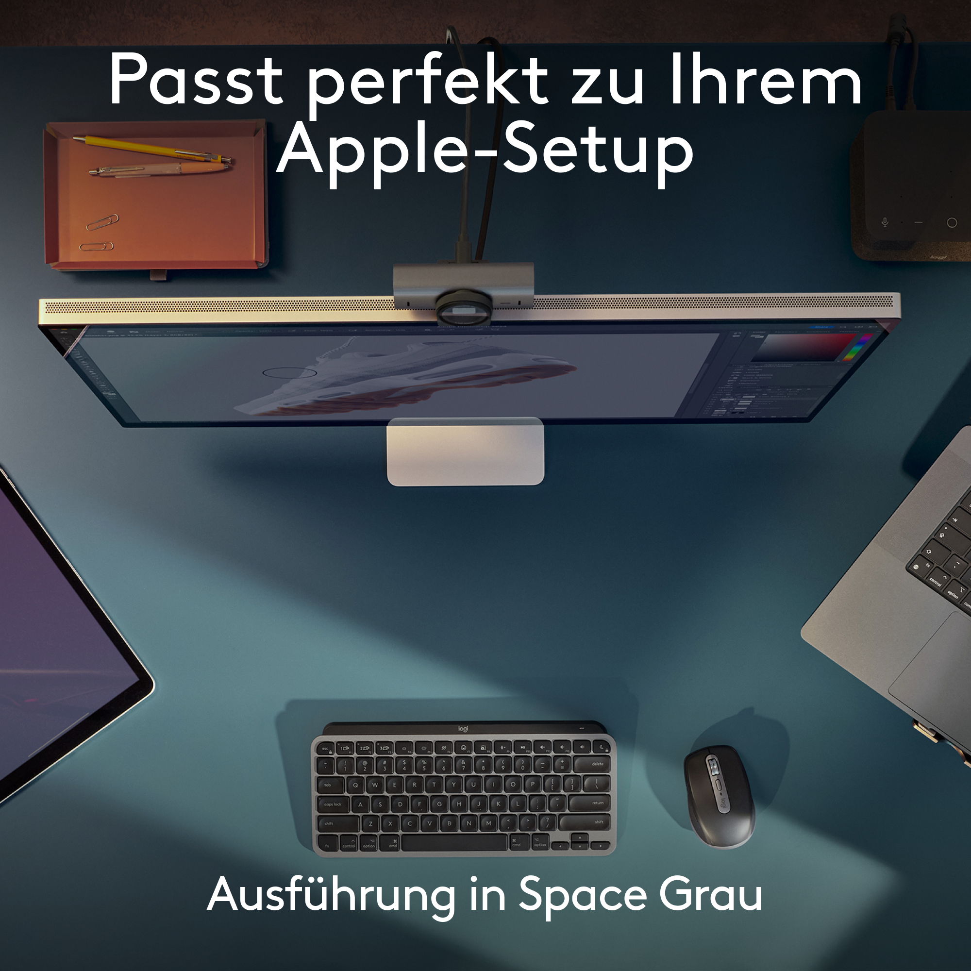 Draufsicht auf einen Schreibtisch mit Computermonitor, Tastatur, Maus und Zubehör.