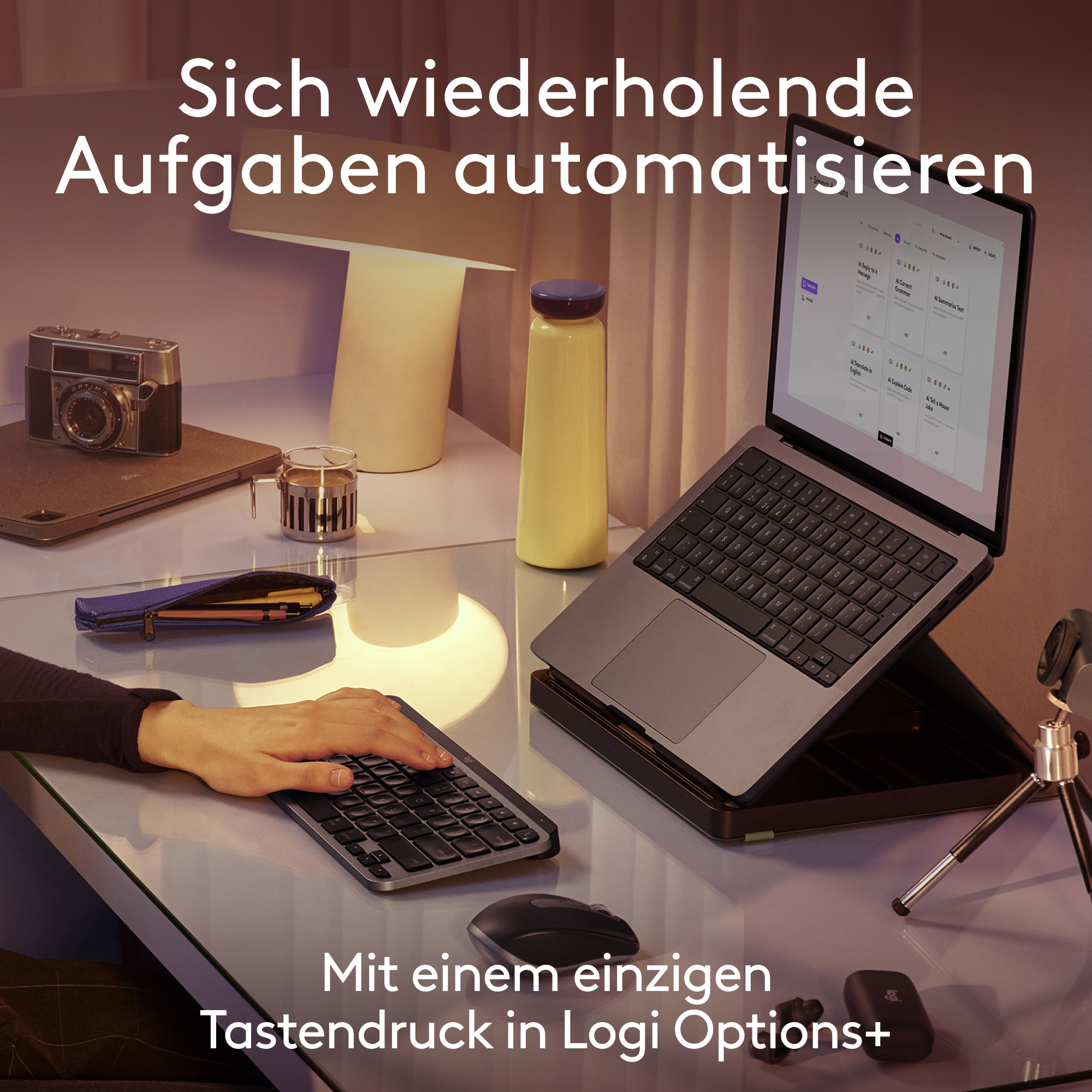 Eine Person, die einen schwarzen Schlauch an einen gelben Hochdruckreiniger anschließt.