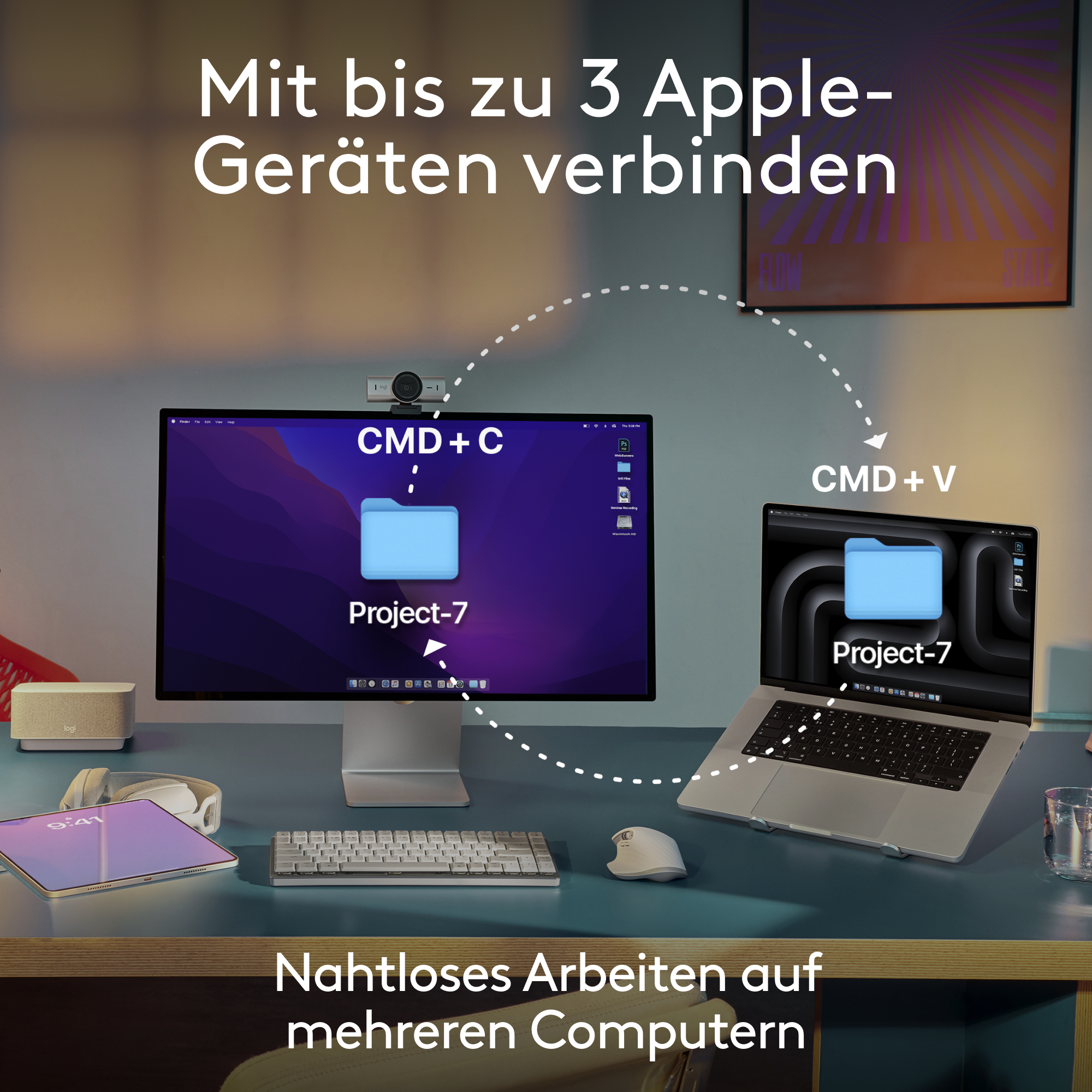 Ein Setup mit Monitor, Laptop und Zubehör. Der Text lautet „Mit bis zu 3 Apple-Geräten verbinden“.